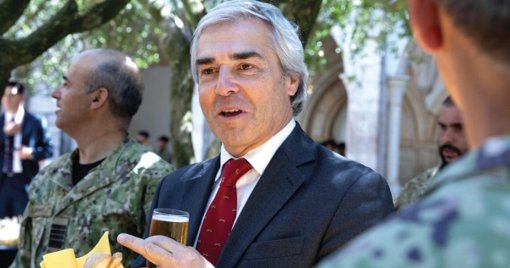 Governo avança com candidatura a 5,8 mil milhões para investimento militar, gerando críticas por falta de transparência