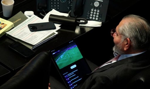 Proponen sancionar a legisladores por distracciones durante sesiones