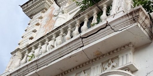 Advierten sobre riesgo inminente de colapso en balcón del antiguo edificio del Concejo de Santa Marta
