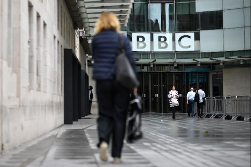 Trump Amenaza con Demanda Millonaria a la BBC por Manipulación de Discurso