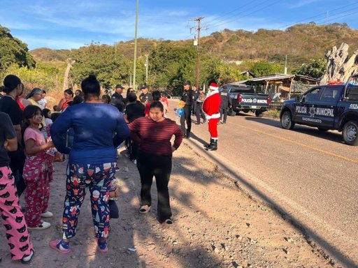 Policías y rescatistas de Badiraguato entregan juguetes y dulces en comunidades