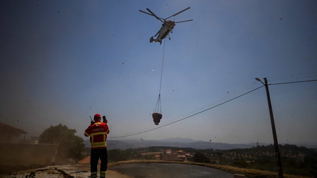 Incêndio de grande dimensão em Arouca alastra a Castelo de Paiva e obriga à ativação de planos de emergência