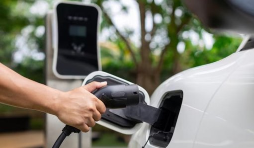 Venta de vehículos eléctricos se duplicó en 2025 con un crecimiento del 115 %