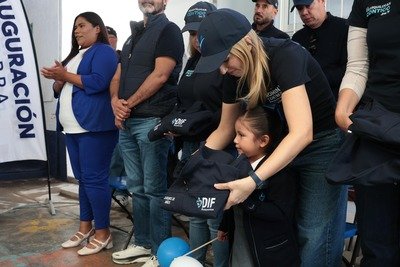 Huixquilucan entrega más de 1,400 chamarras a niños para protegerlos del frío