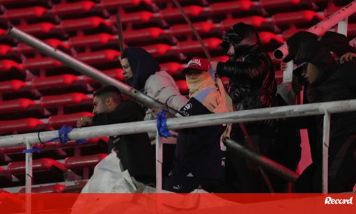 Violência extrema em jogo da Taça Sul-Americana resulta em feridos e mais de 100 detidos