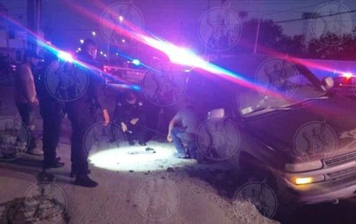 Policías de Juárez se convierten en héroes al rescatar camioneta de hundimiento