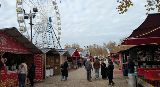 Les festivités de Noël animent Bordeaux avec ses marchés et son sapin de verre emblématique