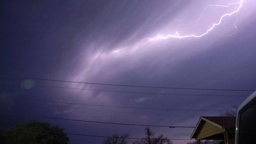 Hombre atacado por un rayo es enterrado hasta el cuello en un intento desesperado por revivirlo