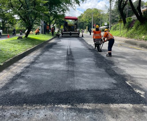 Avanza la pavimentación de vías urbanas y rurales con presupuesto asegurado para 2026