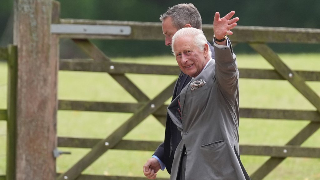 Rei Carlos III mantém agenda pública e influência em novos projetos