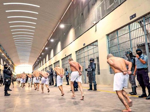 Denuncian Tortura a Venezolanos Enviados por EE.

UU. a Megacárcel en El Salvador