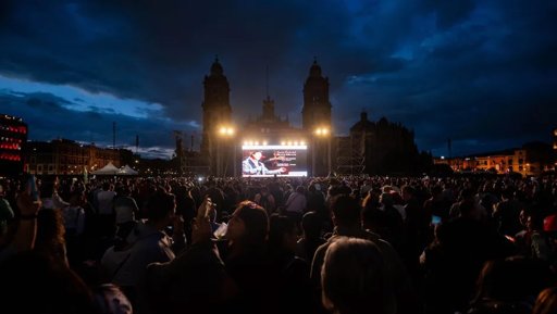 Miles de personas reviven el histórico concierto de Juan Gabriel en el Zócalo de la CDMX
