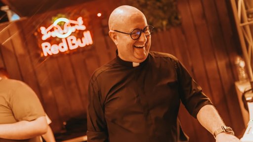 Padre DJ Português Torna-se Fenómeno Viral Internacional