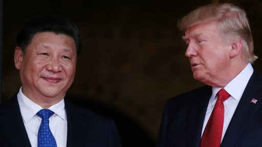 Relações EUA-China Marcadas por Disputas Comerciais e Acusações sobre Apoio à Rússia