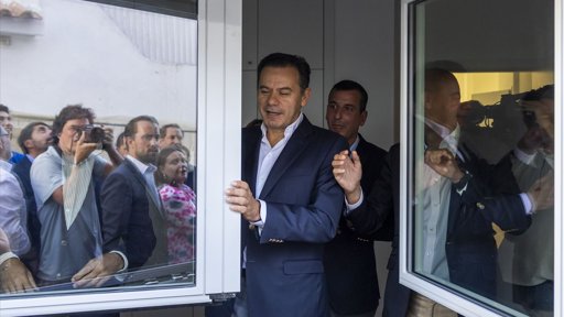 Montenegro Acusa PS e PCP pelo Ressurgimento de Barracas e Gera Crise Política