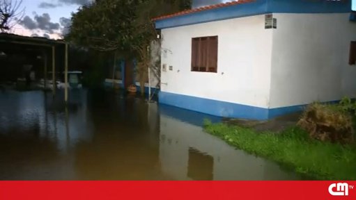 Rio Alfeizerão Galga Margens e Inunda Habitações em São Martinho do Porto