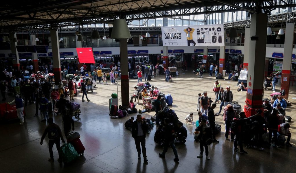 Hombre de 77 años ataca a dos personas con arma blanca y se autolesiona en la Terminal de Salitre