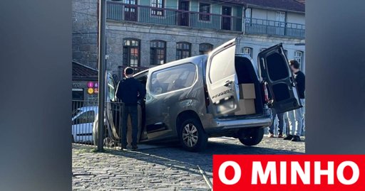 Fenómeno Insólito em Guimarães: Viatura Volta a Tentar Descer Escadas nas Taipas