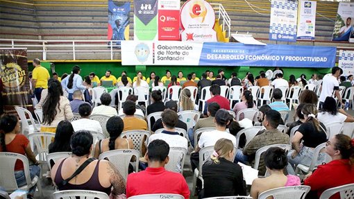 Ferias de empleo masivas se consolidan como estrategia clave contra el desempleo en las principales ciudades