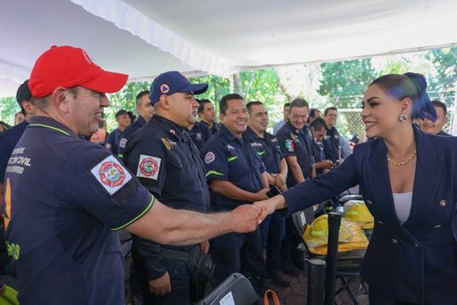 Gobernadora Evelyn Salgado entrega equipo táctico a Protección Civil y Bomberos de Guerrero