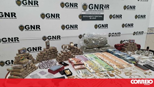 Rede de tráfico de droga desmantelada em Loulé com apreensão de 18kg de droga e 100 mil euros