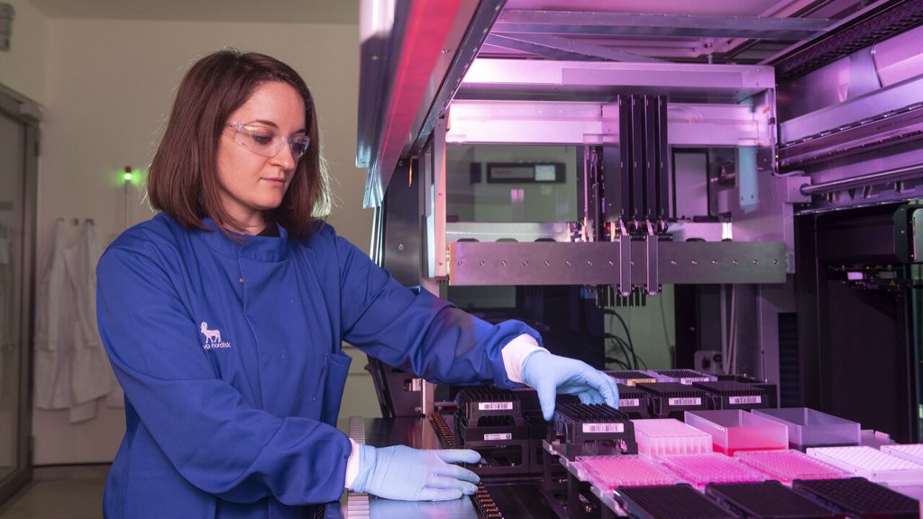 Lucros da Novo Nordisk sobem 22% mas farmacêutica revê previsões em baixa