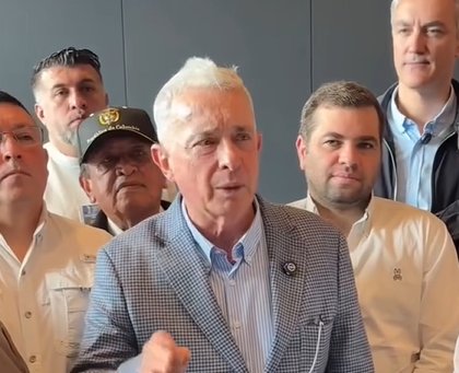 Álvaro Uribe se mantiene como articulador clave de la derecha para 2026