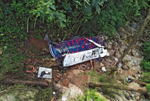 Tragedia en Antioquia: bus con estudiantes recién graduados cae a un abismo y deja 17 muertos