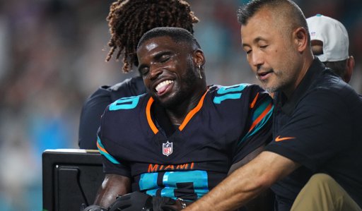 Tyreek Hill: Cirugía exitosa tras devastadora lesión de rodilla, fuera hasta 2026
