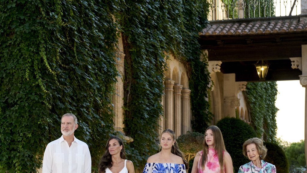 Princesa Leonor e Infanta Sofia Estreiam-se na Tradicional Receção em Maiorca