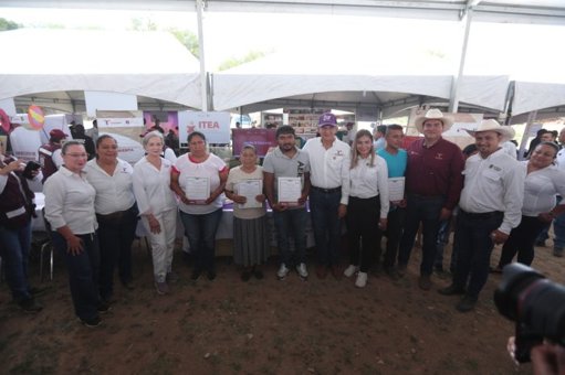 Gobernador de Tamaulipas y presidenta del DIF encabezan brigada de servicios integrales en San Nicolás