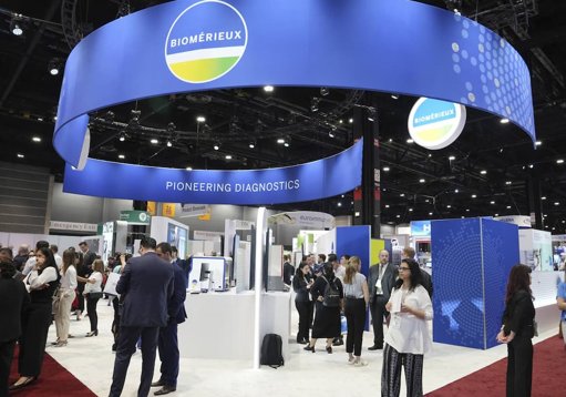 BioMérieux trébuche en Bourse après un nouvel abaissement de ses prévisions