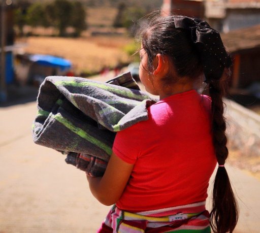 DIF Morelia entrega más de 2,700 cobijas a comunidades vulnerables ante la llegada del frío