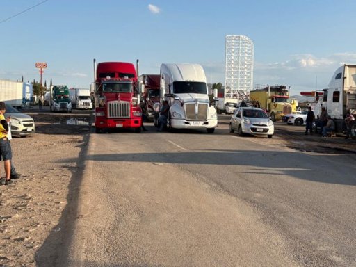 Transportistas bloquean carretera Chihuahua-Juárez en protesta por presunta extorsión de la Guardia Nacional
