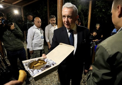 Álvaro Uribe confirma su regreso al Congreso y aspirará al Senado en 2026