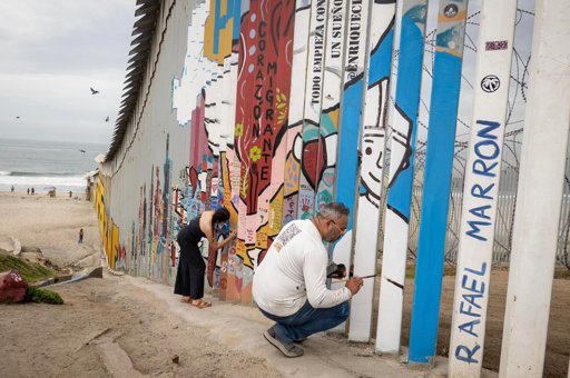 El muro fronterizo se convierte en un lienzo por la paz en Tijuana
