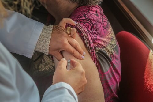 Campanha de Vacinação Sazonal 2025-2026 Administra Mais de 800 Mil Doses em Duas Semanas