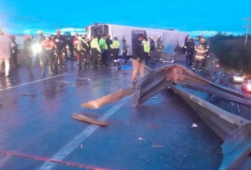 Tragedia en Apodaca: Volcadura de camión urbano deja al menos ocho muertos