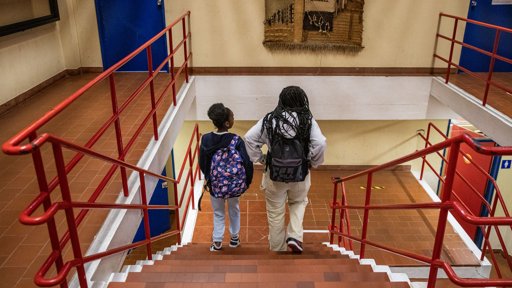 Aluno de Nove Anos Sofre Amputação de Dedos em Escola de Cinfães e Desencadeia Investigação Nacional