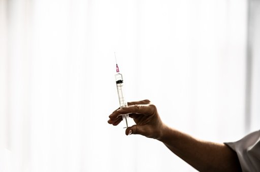 Governo mantém remuneração de três euros às farmácias por vacina administrada