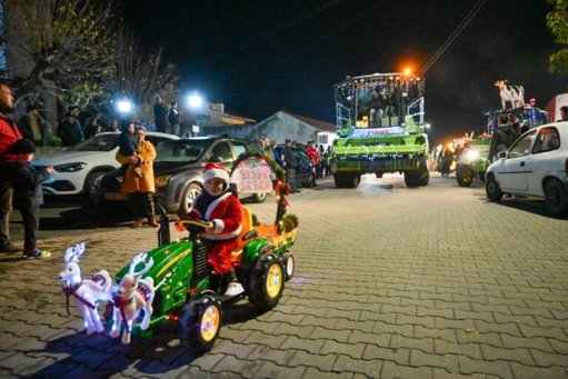 Desfiles de Tratores Iluminados Levam Magia do Natal a Zonas Rurais