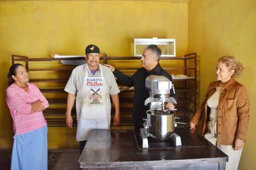 Alcalde de Cuatro Ciénegas apoya a panadero local para impulsar su actividad productiva