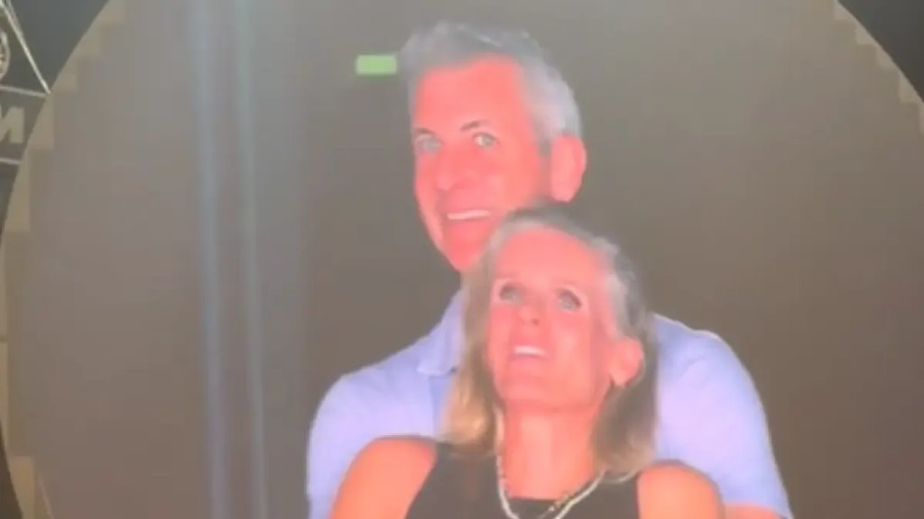 El CEO Andy Byron renuncia tras video viral en concierto de Coldplay