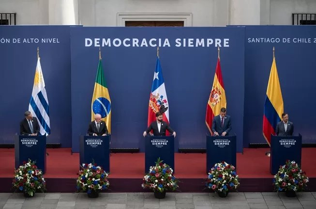 Líderes progresistas de Iberoamérica y España se unen en Chile para defender la democracia