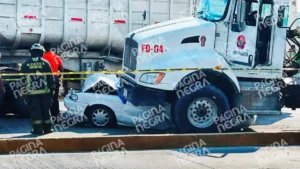 Dos mujeres fallecen prensadas al ser aplastado su vehículo por una revolvedora en Puebla