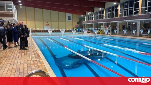 Viatura mergulha em piscina municipal em França após condutora confundir pedais