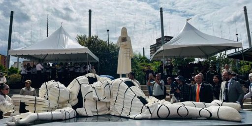 Medellín conmemora 40 años del holocausto del Palacio de Justicia con la escultura “Vacío presente”