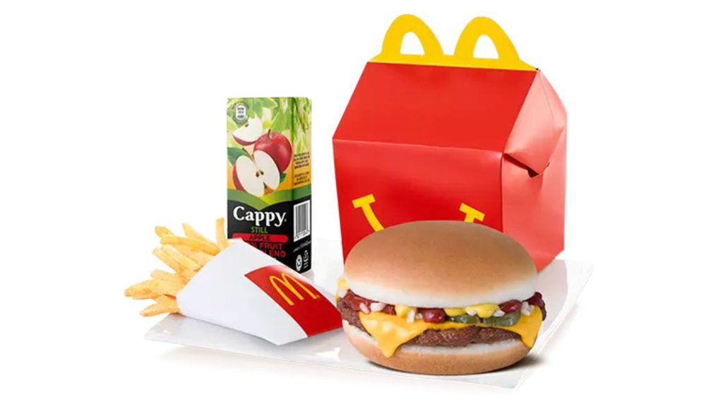 McDonald's apuesta por la nostalgia y las colaboraciones con nuevas colecciones en su Cajita Feliz y menú para adultos