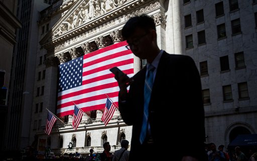 Wall Street inverte tendência e fecha em baixa com tecnológicas a pressionar