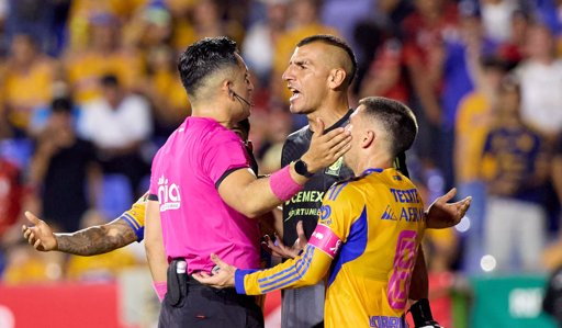 Empate entre Tigres y Cruz Azul desata la furia de Nahuel Guzmán contra el arbitraje